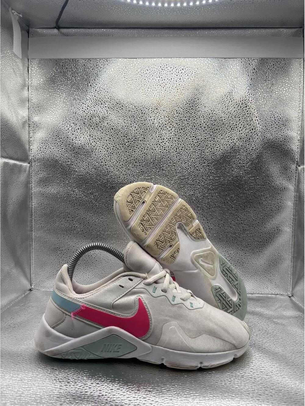 Nike legend essential 2 white pink